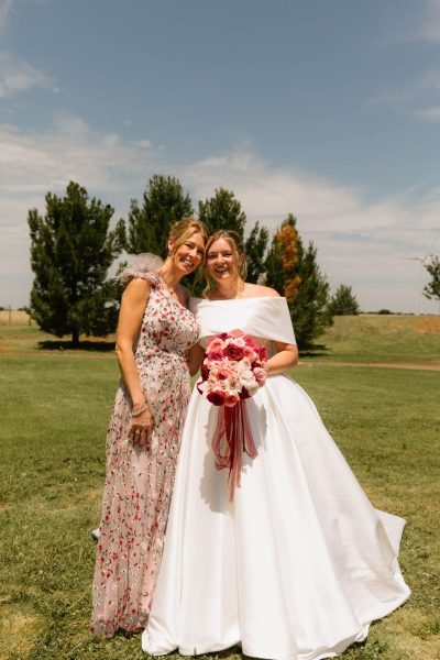 bride-mother-portrait-red-bouquet-arlington-wedding